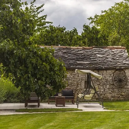 Attractive Stone M-mate With Pool - Privacy Guaranteed パジン
